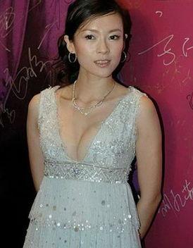 女明星的胸被吃,女明星胸被吃，网友热议